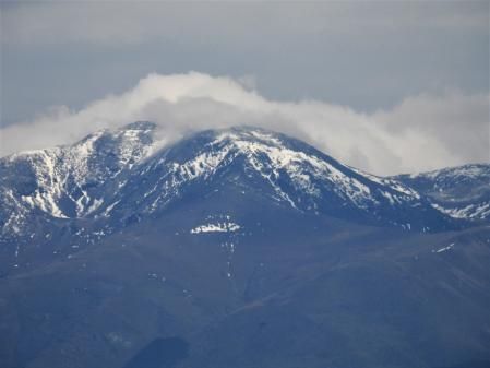 Restos de nieve primaveral en el Pirineo.