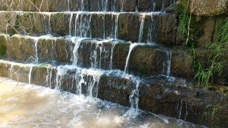 Peceras que sirven para canalizar el agua de los ríos.
