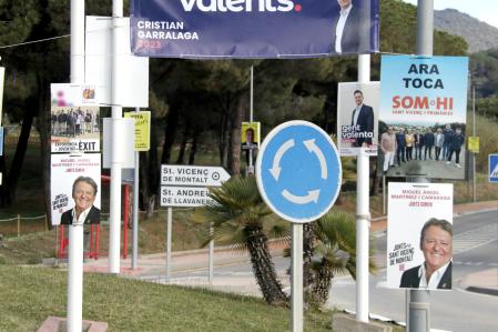 Cartells electorals a l'entrada de Sant Vicenç de Montalt
