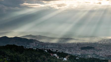 Rayos crepusculares sobre Barcelona.