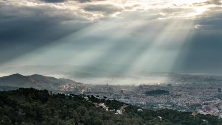 Rayos crepusculares sobre Barcelona.