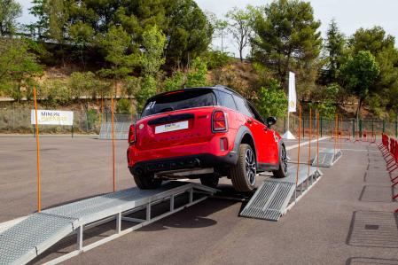 Las actividades de conducción se desarrollan en diferentes recorridos adaptados a las características de cada modelo: zona off-road para el Countryman,  zona de trazada para el Cooper Works y carretera exterior para el Electric
