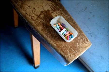 foto XAVIER CERVERA 17/09/2020 el Insitut Escola La Mina nacio de la fusion de un instituto y escuela en el 2016, es por tanto el sexto año. cuenta este curso con 601 alumnos. tienen desde tres a 16 años, despues FP. se encuentra en la rambla de la mina 36 ,sant adria de besos (prov barcelona) su directora es marta del campo
en la imagen, niños de tercero de primaria, con su profesor de educacion fisica (gimnasio, patio, porxo) sergi tort, y su tutora y profesora (en el aula) vanesa cerdan ;solo seis de 18 alumnos por absentismo escolar (algunas familias d etnia gitana, gran mayoria en el centro educativo) no llevan -de momento- a sus hijos/as a clases