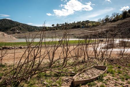 Estado del pantano de Siurana con bajos históricos en su nivel de agua.