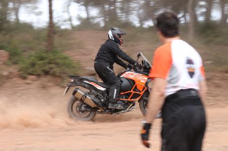 En este tipo de conducción hay que utilizar el propio cuerpo para hacer de contrapeso&nbsp;
