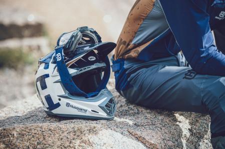 Además de casco y guartes, es importante ir bien equipado en la moto para proteger el cuerpo en caso de caída