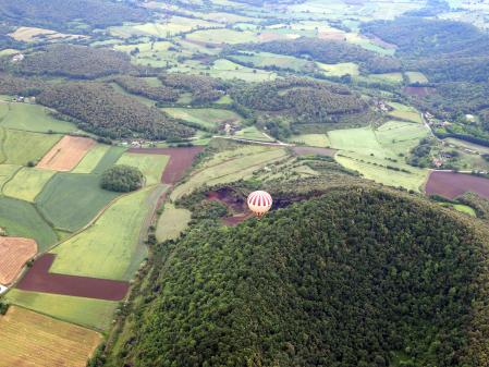 El Croscat es un volcán de tipo estromboliano que se encuentra en el noroeste del municipio de Santa Pau, la Garrotxa .