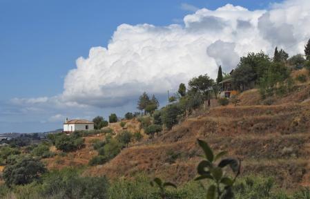 Cúmulos en la sierra en Mijas.