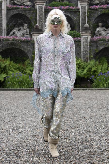 Una modelo presenta un look de la nueva colección crucero 2024 de Louis Vuitton