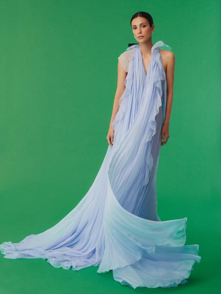 Etérea, con vestido de volantes de gasa lila. Lazo de tafetán negro. Alta costura de Valentino Le Club Couture. Zapatos de plataforma de piel plateados Valentino Garavani