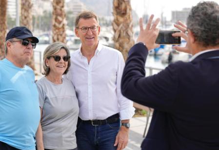 El presidente del PP, Alberto Núñez Feijóo, paseo por las calles de Alicante antes de su acto con representantes del sector de la hostelería