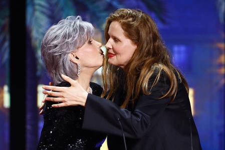 Justine Triet besa a Jane Fonda al recoger la Palma de Oro