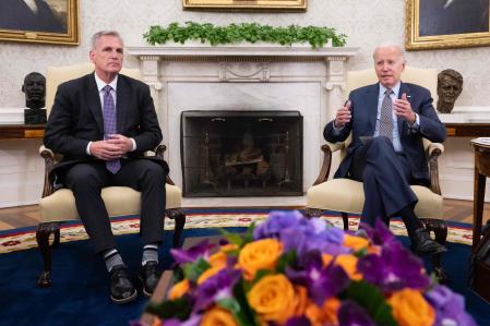 McCarthy y Biden en el despacho oval durante una de sus sesiones negociadoras sobre le techo de deuda