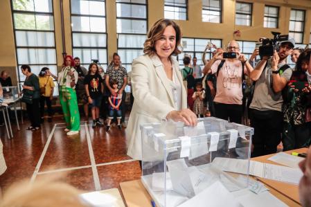 Ada Colau ha votado en el en el Institut La Sedeta
