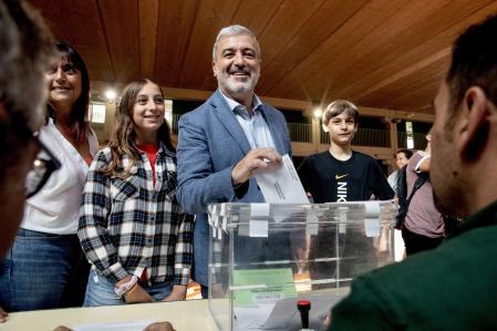 JAUME COLLBONI VOTA EN LA ESCOLA GREVOL DE SANT MARTI ACOMPAÑADO POR SU HERMANA Y SOBRINOS. FOTOS DE ÀLEX GARCIA