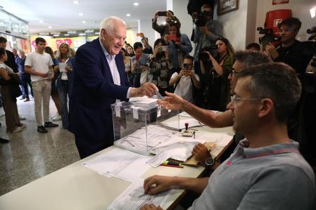 Ernest Maragall deposita su voto este 28-M en Barcelona