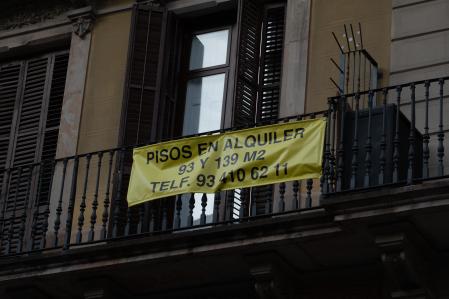 22032021 Barcelona,￼Carteles de venta y alquiler de pisos￼