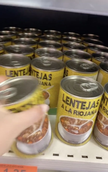 La joven turista asegura que el supermercado valenciano es su “lugar feliz”