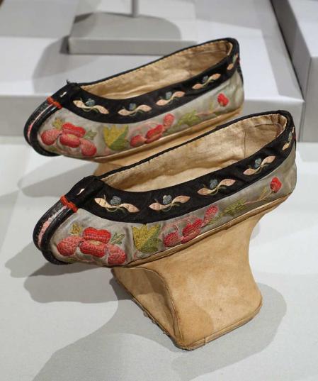 Zapatos de una noble manchú en la China Qing, década de 1800. Estaban diseñados para imitar los andares de las mujeres con pies vendados