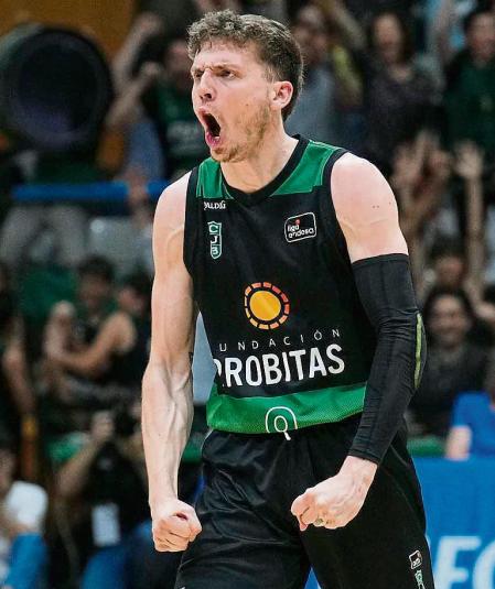 BARCELONA, 30/05/2023.- El escolta estadounidense del Joventut Badalona Kyle Guy celebra tras un acción durante el encuentro de los play-offs de la Liga Endesa entre el Joventut Badalona y el Saski Baskonia en el Municipal de Badalona, este martes. EFE/ Alejadro García