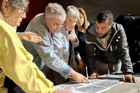 Un equipo de voluntarios del recuento de personas sin hogar de Badalona prepara el recorrido.
