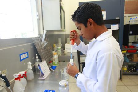 Ian Emanuel González Santos es el biólogo molecular más joven del mundo, tras concluir con sólo 12 años de edad la Maestría en Biología Molecular en una universidad mexicana