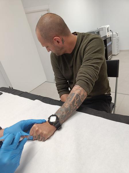Iván se elimina un tattoo de los nudillos para entrar en la Guardia Urbana