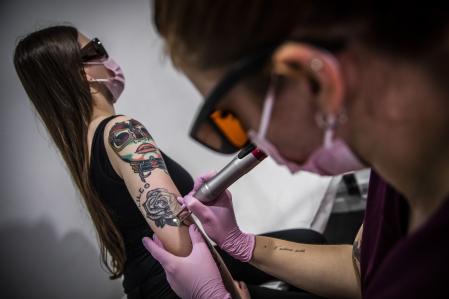 Nicole Chlpac se borra tatuajes para hacerse de nuevos más acorde con el estilo que le gusta ahora. Pero son intocables sus abuelos y perro