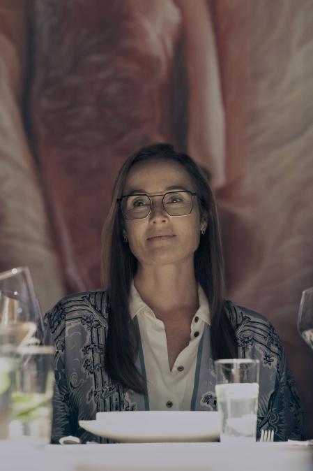 Jennifer Ehle representa la psicopatía de los millonarios.