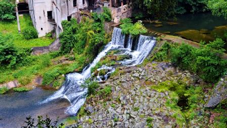 La pequeña cascada junto al Molí Fondo.