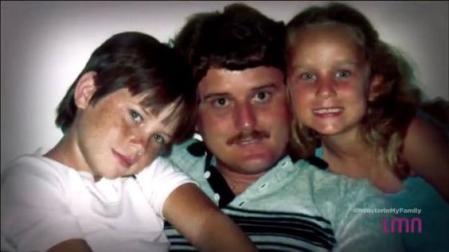 Bobby Long posa junto a sus hijos