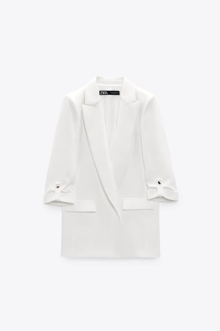 Blazer de Zara con el que Tamara Falcó luce la falda pareo