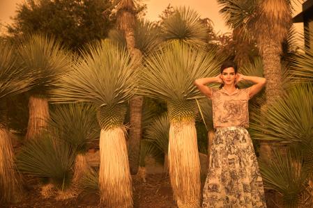 Camiseta de algodón y falda de tafetán, ambos con el famoso motivo de la casa. Toile de jouy
El estampado icónico de Dior
