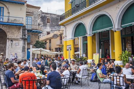La terraza de la cervecería Factoria en la plaza Vieja