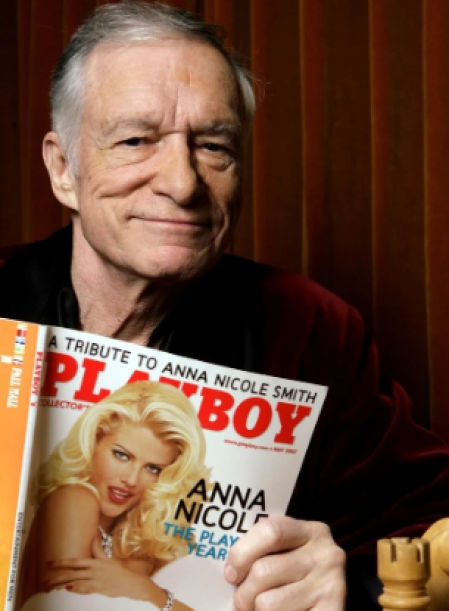 Hugh Hefner, con Anna Nicole Smith en la tapa de la Revista Playboy.
