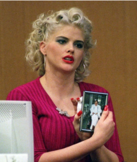 La ex conejita muestra una foto del empresario fallecido, durante uno de los tantos juicios en 2001.