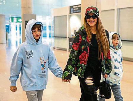 Shakira con sus hijos Milan y Sasha en el aeropuerto de Barcelona