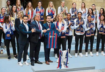 FOTO ALEX GARCIA EL EQUIPO FEMENINO DEL FC BARCELONA OFRECE A LA AFICION EL TROFEO DE CAMPEONAS DE EUROPA EN PLAZA SANT JAUME, GENERALITAT Y AJUNTAMENT. ALEXIA PUTELLAS, JOAN LAPORTA 2025/06/04