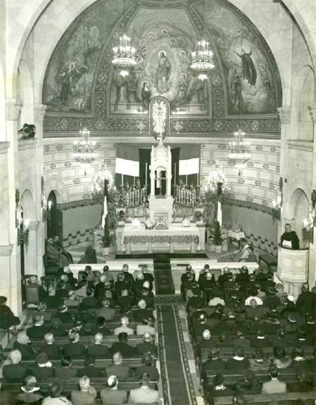Funerales en memoria del ex presidente francés Raymond Poincaré y del ministro de Asuntos Exteriores Louis Barthou, en 1934, en la Capilla Francesa de Barcelona.