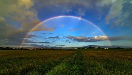 Gran arco iris en los campos de las afueras del barrio del Remei de Vic.