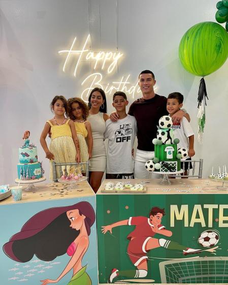 Georgina Rodríguez y Cristiano Ronaldo junto a sus hijos en el cumpleaños de Eva y Mateo
