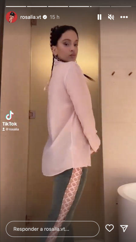 Rosalía con los pantalones vaqueros con cordones