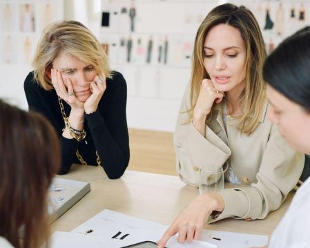 Gabriela Hearst y Angelina Jolie en pleno proceso de creación de la colección