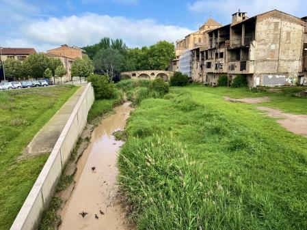 El río Mèder de color marrón a su paso por Vic.