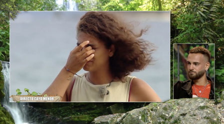 Manuel Cortés observa cómo su hermana Alma Bollo atraviesa el 'Puente de las emociones'