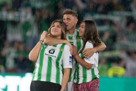 Joaquín se rompe en su despedida oficial del Real Betis