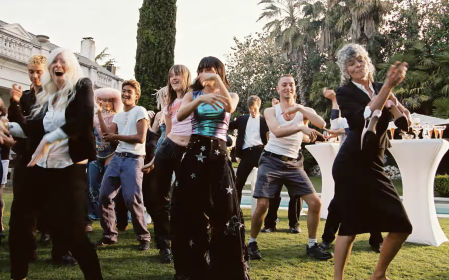 Aitana baila el 'Saturday Night' en su nuevo videoclip