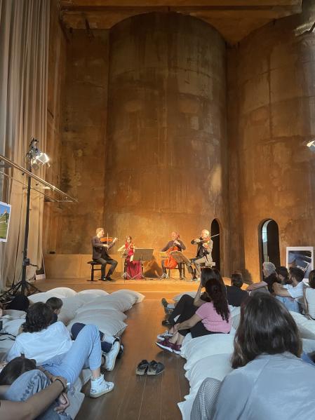 Los cojines de las primeras filas le dieron al concierto un aire 'chilled' muy mediterráneo