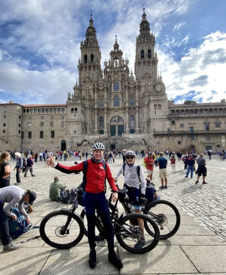 Los dos itinerarios acaban en la Plaza del Obradoiro de Santiago de Compostela.