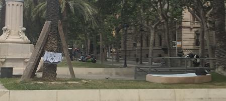 Dormitorio al aire libre en el Passeig Lluís Companys.
